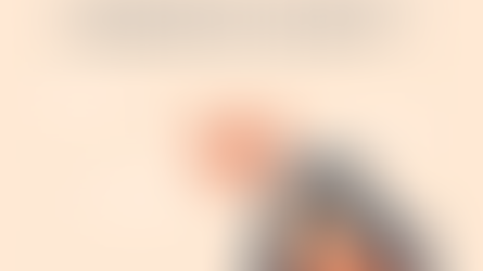 Illustration représentant une femme assise au sol, l’air triste, avec un cœur brisé au-dessus de sa tête. En haut de l’image, le texte « La blessure d’abandon – comment en sortir ? » est inscrit sur un fond beige doux, accompagné de petits nuages.