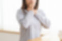咳をする女性