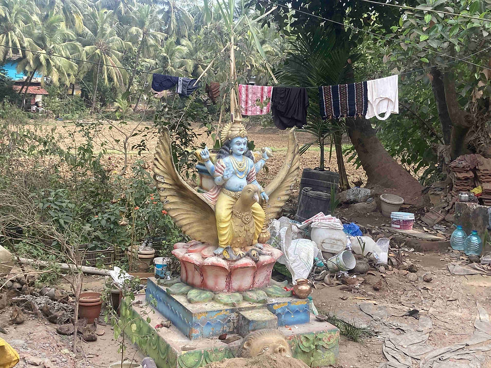 Mini temple dans propriété privée à coté des déchets !