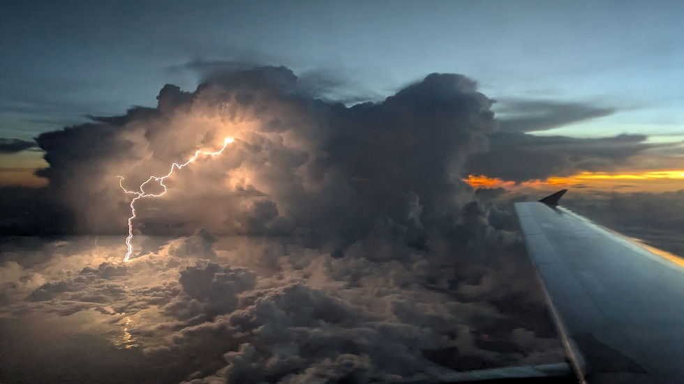 1 Orage pendant le coucher de soleil vu d_avion ! (2)