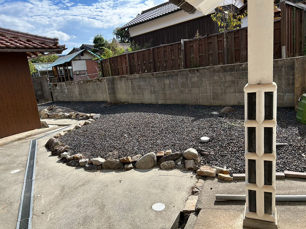建物の柱や段差に接する砂利の庭