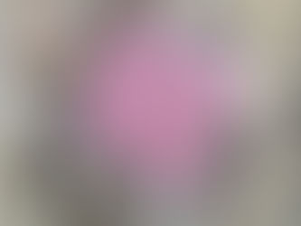 פתקים ורודים של תמיכה: גלו את אמנית הרחוב המרגשת בחצר הסודית בברלין