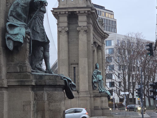 סיפורו של שער שרלוטנבורג  - דרמות בארמון, מאבקי כח עם ברלין ושוק פשפשים אחד.