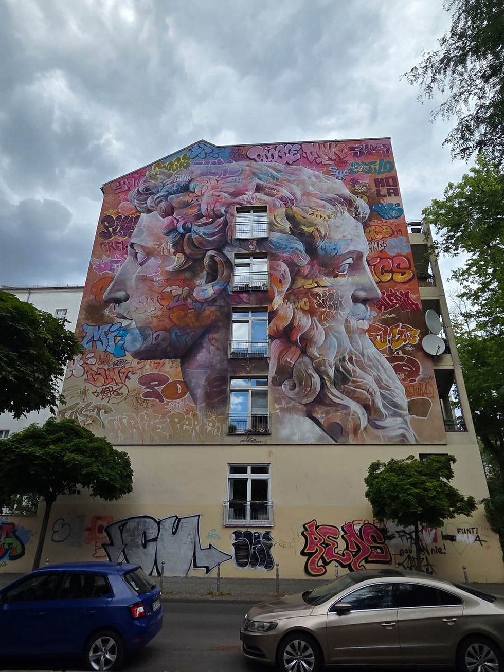 ציור קיר מונומנטלי (Mural) בסגנון מיתולוגיה וגרפיטי של PichiAvo במחרינגפלאץ 9 בברלין