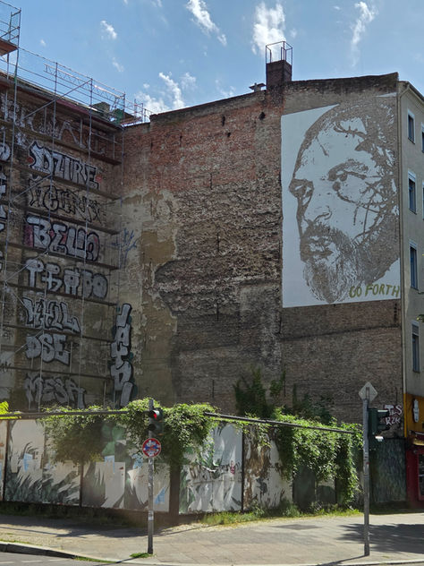 האמן שחוצב בלב של ברלין: הכירו את Vhils והפנים שמתחת לבטון
