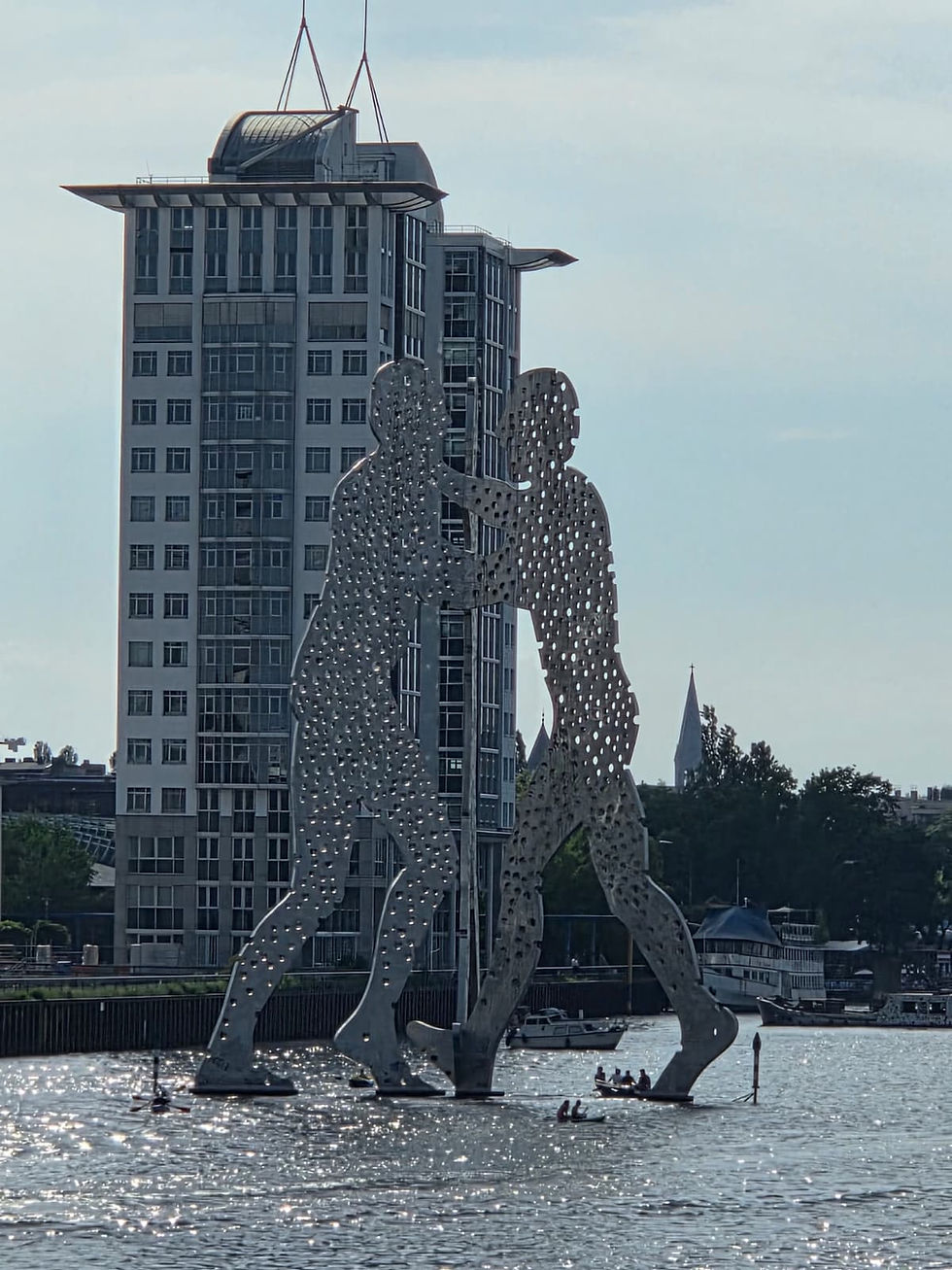 פסל איש המולקולות (Molecule Man) הענק עומד בלב נהר השפרה בברלין