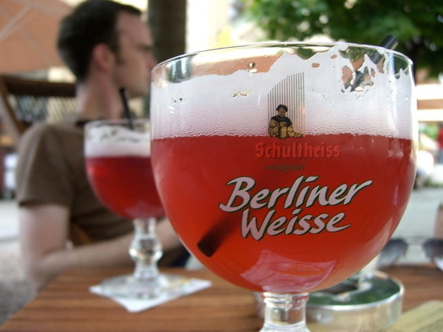 כוסות בירה ברלינר וייס (Berliner Weisse) עם סירופ פטל אדום בבירגארדן בברלין