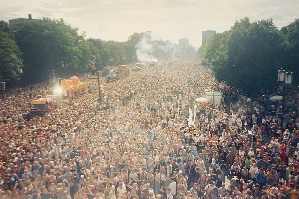 Love Parade 1997
מיליוני רוקדים סביב עמוד הניצחון בטירגארטן במהלך פסטיבל ה-Love Parade בברלין בשנות התשעים