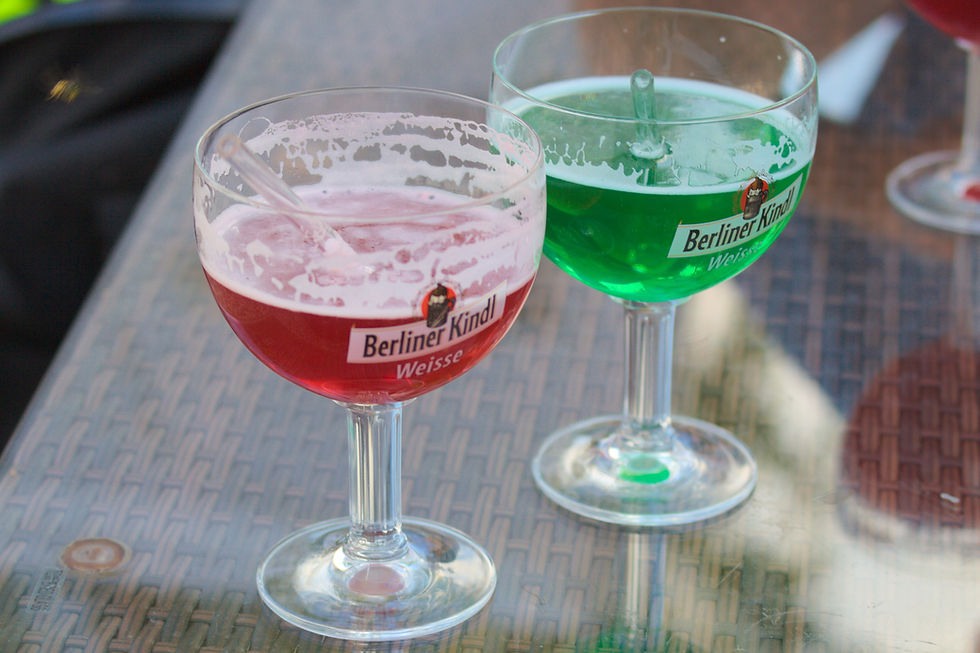 כוסות בירה ברלינר וייס (Berliner Weisse) עם סירופ פטל אדום וסירופ וולדמייסטר ירוק בבירגארדן בברלין