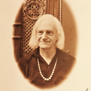 שרלוטה פון מאהלסדורף: האישה ששרדה שני משטרים בזהות משלה 👗🕯️