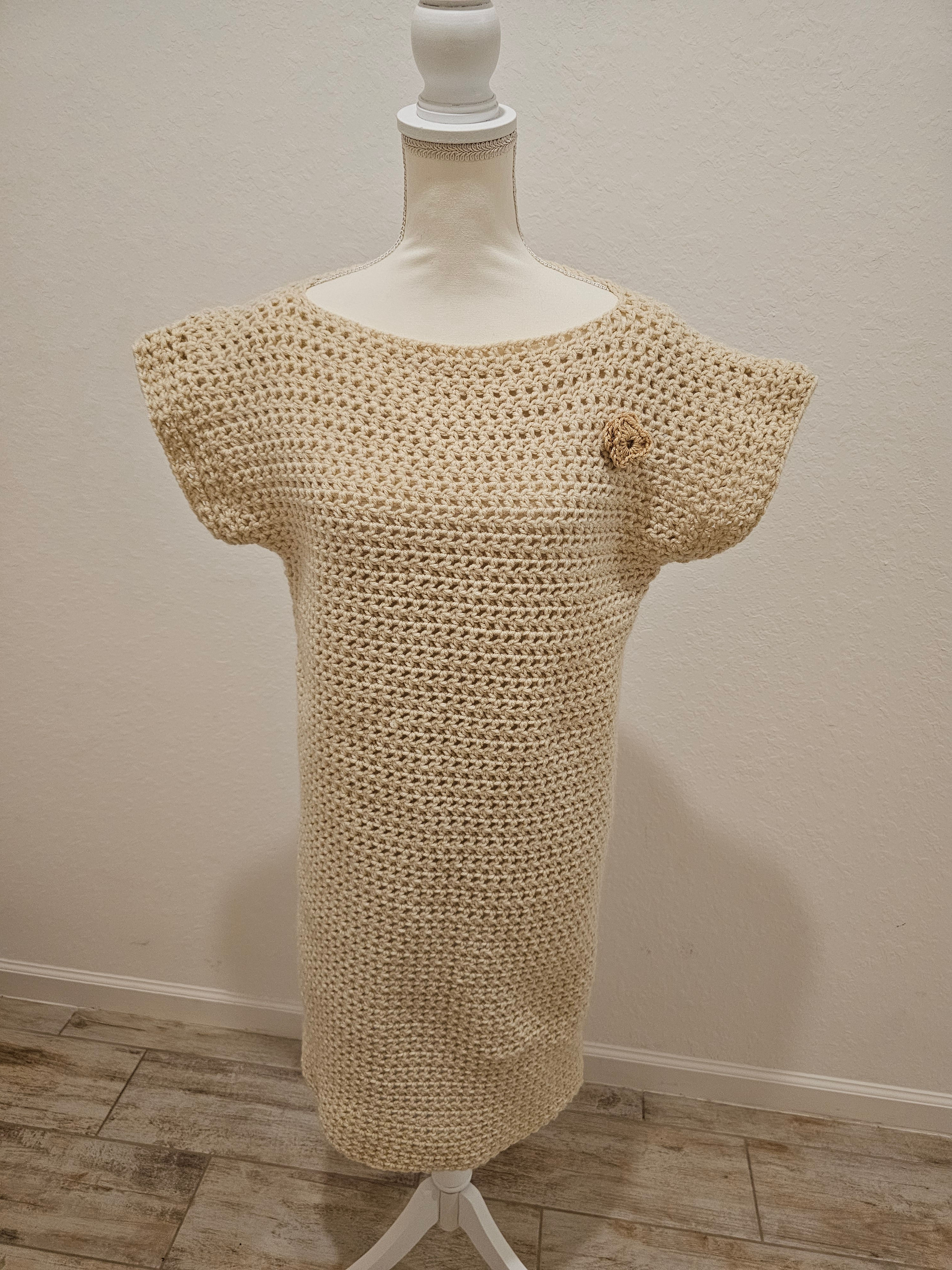 Mesh dress size XL, color off white with a rose 🌹 at the left.  Color and sizes