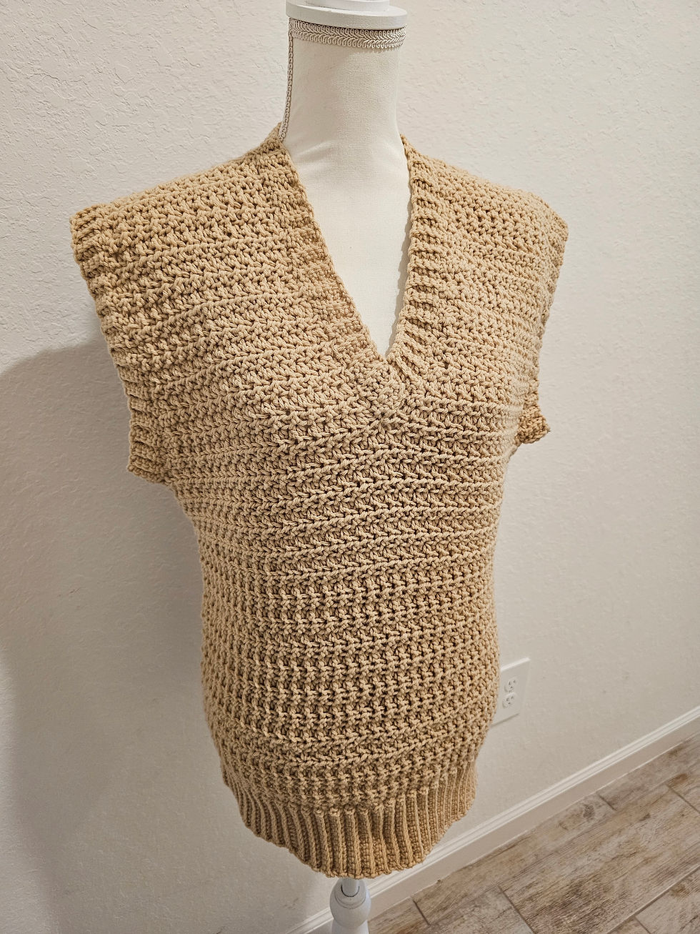 Thumbnail: Unisex Crimson vest size M, color beige. Just mention it at your order. Your siz