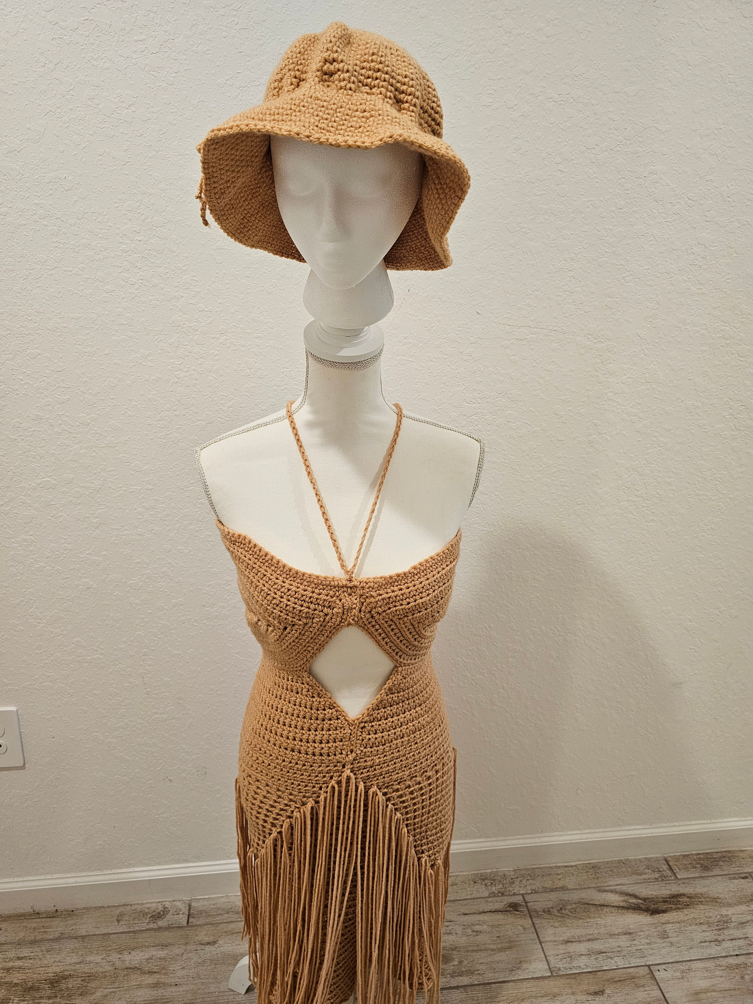 Dress with fringes and hat size M, color gold. Sizes and colors are available.
