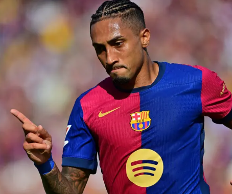 Raphinha comemora hat-trick em seu 100º jogo pelo Barcelona: "Nem se tivesse planejado, sairia assim".