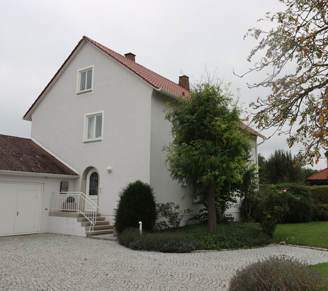 Wir freuen uns, ein weiteres erfolgreiches Projekt im Bereich energieeffizientes Bauen vorzustellen: In Altheim bei Riedlingen begleiteten wir umfassend die energetische Sanierung eines Gebäudes nach den Förderrichtlinien der Bundesförderung für effiziente Gebäude – Einzelmaßnahmen (BEG-EM).
Unsere Leistungen im Überblick:
✅ Komplettaustausch der Fenster:
Ersetzung aller Fenster durch hochwertige 3-fach-verglaste Wärmeschutzfenster für optimierte Energiebilanz.
✅ Fachplanung für maximale Effizienz:
• Erstellung eines individuellen Wärmebrückenminimierungskonzepts
• Entwicklung eines maßgeschneiderten Lüftungskonzepts
• Fachgerechtes Luftdichtigkeitskonzept
(Alle Konzepte dienten als präzise Arbeitsgrundlage für die ausführenden Handwerker)
✅ Qualitätssicherung & Dokumentation:
• Durchführung von baubegleitenden Stichprobenkontrollen vor Ort
• Fristgerechte Erstellung des energetischen Nachweises
• Vollständige Fördermittel-Dokumentation für den Eigentümer
Mit dieser Maßnahme wurde nicht nur die Energieeffizienz des Gebäudes deutlich gesteigert, sondern auch alle Voraussetzungen für eine erfolgreiche Förderabwicklung erfüllt.
Sie planen Sanierungsmaßnahmen?
Vertrauen Sie auf unsere Expertise in energetischer Baubegleitung – von der Konzepterstellung bis zum Fördermittelnachweis!