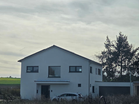 Für dieses anspruchsvolle Neubauvorhaben in Laichingen verantwortete ich als Ihr unabhängiger Energieberater die komplette energetische Fachplanung und normgerechte Nachweisführung nach Gebäudeenergiegesetz (GEG). Vom ersten Entwurf bis zur schlüsselfertigen Übergabe garantierte ich eine rechtskonforme und nachhaltige Bauausführung.
Meine Leistungen im Detail:
✔ Energieeffizienzplanung
– Erstellung des Wärmeschutznachweises für eine hochwertige Gebäudehülle
– Wirtschaftlichkeitsbetrachtung verschiedener Dämmstandards
✔ Komfort- und Klimakonzepte
– Sommerlicher Wärmeschutznachweis für behagliche Raumtemperaturen
– Bedarfsorientiertes Lüftungskonzept mit Wärmerückgewinnung
✔ Rechtssichere Dokumentation
– Energieausweis mit Modernisierungsempfehlungen
– Vollständige Erfüllungserklärung nach Bauabschluss
– Baubegleitende Dokumentation für Bauherrn und Behörden
Ihr Mehrwert:
• Professionelle Baueingabe mit allen erforderlichen Nachweisen
• Zukunftssicherer Neubau mit optimierter Energiebilanz
• Maximale Wohnbehaglichkeit durch durchdachte Klimakonzepte
• Volle Rechtssicherheit für Eigentümer und Behörden
Dank der systematischen Betreuung entstand ein zukunftsfähiges Wohngebäude, das nicht nur alle gesetzlichen Anforderungen erfüllt, sondern durch minimale Betriebskosten und herausragende Wohnqualität nachhaltig überzeugt.