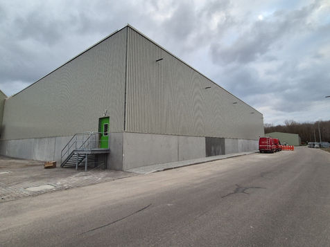 Eine Lagerhalle als Neubau ist von außen zu sehen.