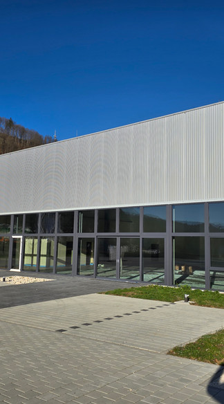 Projekt im Überblick
Im Jahr 2026 wurde die Umnutzung einer ehemaligen Produktionshalle zu einem modernen Autohaus mit Werkstatt, Büro und Ausstellungsfläche in Albstadt-Ebingen erfolgreich abgeschlossen. Als Energieberater begleitete ich das gesamte Projekt im Rahmen der energetischen Baubegleitung. Die Maßnahmen wurden als Einzelmaßnahmen nach der Bundesförderung für effiziente Gebäude – Einzelmaßnahmen (BEG-EM) umgesetzt und fördertechnisch optimiert.
Ausgangssituation
• Bestandsgebäude: Ehemalige Produktionshalle (Bestandsbau)
• Neue Nutzung: Autohaus mit folgenden Bereichen:
o Ausstellungsfläche für Fahrzeuge
o Werkstatt mit Arbeitsplätzen
o Büroräume
o Kundenzone
Durchgeführte Einzelmaßnahmen nach BEG-EM
1. Neue Heizungsanlage
• Maßnahme: Einbau einer neuen, effizienten Heizungstechnologie gemäß BEG-EM-Anforderungen.
• Förderfähigkeit: Geprüft und bestätigt.
2. Energetische Erneuerung Fenster, Türen und Tore
• Maßnahme: Austausch der bestehenden Verglasungen und Öffnungselemente gegen moderne, wärmedämmende Komponenten.
• Besonderheit: Berücksichtigung der spezifischen Anforderungen eines Autohauses (große Schaufensteflächen für Ausstellung, große Toröffnungen für Werkstatt).
3. Bodenplattendämmung mit Fußbodenheizung
• Maßnahme: Dämmung der bestehenden Bodenplatte und gleichzeitiger Einbau einer Fußbodenheizung als Flächenheizsystem.
• Vorteil: Optimale Kombination aus thermischer Gebäudehüllenverbesserung und effizientem Wärmeabgabesystem.
Meine Leistungen als Energieberater (BEG-EM Baubegleitung)
1. Vorbereitende Maßnahmen und Planungsunterstützung
• Bestandsaufnahme: Erfassung des Ist-Zustands der Produktionshalle (Gebäudehülle, Heizungssystem, Bodenaufbau).
• Förderberatung: Beratung zur Kombinierbarkeit der Einzelmaßnahmen nach BEG-EM innerhalb eines Projekts.
• Angebotsprüfung: Fachtechnische Prüfung aller Angebote von Fachunternehmen auf Förderfähigkeit gemäß BEG-EM-Richtlinien.
• Erstellung der Bestätigungen zum Antrag: Ausstellung der erforderlichen Unterlagen für die KfW-Förderanträge zu jeder Einzelmaßnahme.
2. Baubegleitende Qualitätssicherung
• Regelmäßige Vor-Ort-Kontrollen: Überwachung der Bauausführung für alle drei Maßnahmenbereiche.
• Kontrolle Heizungseinbau: Prüfung der fachgerechten Installation der neuen Heizungstechnik, inklusive hydraulischem Abgleich und regelungstechnischer Einbindung.
• Kontrolle Fenster/Türen/Tore: Überprüfung der fachgerechten Montage, Abdichtung und Wärmebrückenfreiheit.
• Kontrolle Bodenplattendämmung und Fußbodenheizung: Überwachung der Dämmstoffverlegung, der Trittschalldämmung und der lückenlosen Verlegung der Fußbodenheizungsrohre.
• Dokumentation: Fotodokumentation und Erstellung von Prüfprotokollen für jede Einzelmaßnahme.
3. Abschluss und Dokumentation
• Abschlussbegehung: Gemeinsame Abnahme mit dem Bauherrn und den ausführenden Fachbetrieben.
• Bestätigungen nach Durchführung (BnD): Ausstellung der förderrechtlichen Abschlussbestätigungen für die KfW zu jeder Einzelmaßnahme.
• Übergabe der Unterlagen: Zusammenstellung aller Rechnungen, Nachweise und technischen Dokumentationen getrennt nach Maßnahme.
• Einweisung des Betreibers: Hinweise zum effizienten Betrieb der neuen Heizungsanlage und Fußbodenheizung.
Projektergebnis
Die Umnutzung der ehemaligen Produktionshalle zu einem modernen Autohaus wurde 2026 erfolgreich abgeschlossen. Durch die Kombination der drei Einzelmaßnahmen – neue Heizung, energetische Erneuerung der Verglasungen und Tore sowie Bodenplattendämmung mit Fußbodenheizung – konnte der energetische Zustand des Gebäudes entscheidend verbessert werden. Alle Maßnahmen entsprechen den BEG-EM-Anforderungen, sodass der Auftraggeber die beantragten Fördermittel für jede Einzelmaßnahme in Anspruch nehmen kann.
Besondere Herausforderungen und Lösungen
• Nutzungsänderung: Anpassung eines Industriebestandsgebäudes an die Anforderungen eines Autohauses (Kundenkomfort, Werkstattbedingungen, Ausstellungsbeleuchtung).
• Große Tor- und Fensterflächen: Sicherstellung der Wärmedämmung bei gleichzeitig hohen Anforderungen an Repräsentation und Funktionalität.
• Bodenplatte im Bestand: Dämmung der bestehenden Bodenplatte als aufwendige, aber hocheffiziente Maßnahme zur Vermeidung von Wärmeverlusten nach unten.
• Drei parallele Einzelmaßnahmen: Koordination und getrennte fördertechnische Dokumentation aller Maßnahmen gegenüber der KfW.
Projektzeitraum: 2026
Projektstatus: Erfolgreich abgeschlossen
Gebäudetyp: Ehemalige Produktionshalle (umgenutzt zu Autohaus mit Werkstatt, Büro und Ausstellung)
Förderprogramm: KfW – BEG Einzelmaßnahmen (BEG-EM) für Heizung, Fenster/Türen/Tore und Bodenplattendämmung