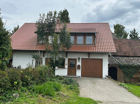 Für den kurzfristig anstehenden Verkauf eines Zweifamilienhauses wurde ich beauftragt, einen bedarfsunabhängigen Verbrauchsenergieausweis zu erstellen. Meine Leistung ermöglichte dem Eigentümer eine schnelle und gesetzeskonforme Vermarktung der Immobilie.
Meine Leistung:
✔ Kurzfristige Erstellung: Termingerechte Ausstellung des Energieausweises für die Verkaufsunterlagen.
✔ Einfach & transparent: Klare Darstellung der Energieverbrauchskennwerte für potenzielle Käufer.
✔ Rechtssicherheit: Sicherstellung der gesetzlichen Vorgaben nach GEG (Gebäudeenergiegesetz).
Durch meinen Service konnte der Verkaufsprozess ohne Verzögerung eingeleitet und für alle Transaktionsbeteiligten rechtssicher gestaltet werden.
