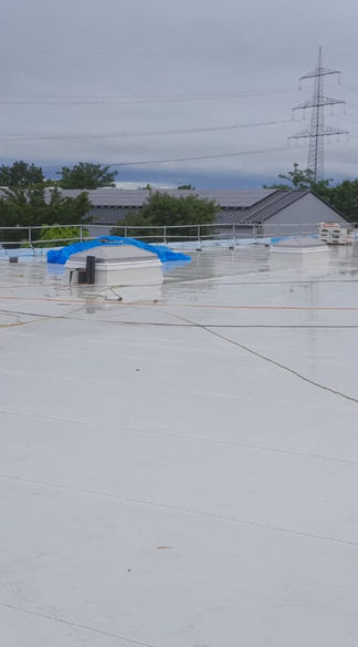 Im Rahmen dieses Projekts wurde ich als Gebäudeenergieberater der Koch-Bautechnik mit der energetischen Baubegleitung einer umfassenden Flachdachsanierung beauftragt. Ziel war es, eine energieeffiziente und nachhaltige Lösung sicherzustellen.
Meine Leistungen:
✔ Energetische Baubegleitung – Überprüfung der Maßnahmen gemäß den geltenden Effizienzstandards.
✔ Stichprobenkontrollen – Dokumentation der Bauausführung zur Qualitätssicherung.
✔ Optimierung der Ausführung – Begleitung zur Sicherstellung einer fachgerechten Umsetzung.
Durch die lückenlose Überprüfung konnte sichergestellt werden, dass die Sanierung den hohen energetischen Anforderungen entspricht und langfristig zur Energieeinsparung beiträgt.
