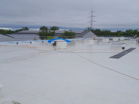 Im Rahmen dieses Projekts wurde ich als Gebäudeenergieberater der Koch-Bautechnik mit der energetischen Baubegleitung einer umfassenden Flachdachsanierung beauftragt. Ziel war es, eine energieeffiziente und nachhaltige Lösung sicherzustellen.
Meine Leistungen:
✔ Energetische Baubegleitung – Überprüfung der Maßnahmen gemäß den geltenden Effizienzstandards.
✔ Stichprobenkontrollen – Dokumentation der Bauausführung zur Qualitätssicherung.
✔ Optimierung der Ausführung – Begleitung zur Sicherstellung einer fachgerechten Umsetzung.
Durch die lückenlose Überprüfung konnte sichergestellt werden, dass die Sanierung den hohen energetischen Anforderungen entspricht und langfristig zur Energieeinsparung beiträgt.
