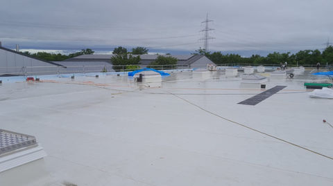 Im Rahmen dieses Projekts wurde ich als Gebäudeenergieberater der Koch-Bautechnik mit der energetischen Baubegleitung einer umfassenden Flachdachsanierung beauftragt. Ziel war es, eine energieeffiziente und nachhaltige Lösung sicherzustellen.
Meine Leistungen:
✔ Energetische Baubegleitung – Überprüfung der Maßnahmen gemäß den geltenden Effizienzstandards.
✔ Stichprobenkontrollen – Dokumentation der Bauausführung zur Qualitätssicherung.
✔ Optimierung der Ausführung – Begleitung zur Sicherstellung einer fachgerechten Umsetzung.
Durch die lückenlose Überprüfung konnte sichergestellt werden, dass die Sanierung den hohen energetischen Anforderungen entspricht und langfristig zur Energieeinsparung beiträgt.
