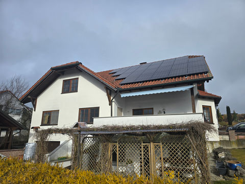 Projekt im Überblick
Im Jahr 2026 begleitete ich als Energieberater den Heizungstausch in einem Zweifamilienhaus in Fulgenstadt. Die Maßnahme wurde nach den Vorgaben der KfW-Förderrichtlinien (Bundesförderung für effiziente Gebäude – Einzelmaßnahmen) durchgeführt und erfolgreich abgeschlossen. Ziel war der Austausch der veralteten Bestandsheizung gegen eine moderne, effiziente und regenerative Heizungstechnologie für beide Wohneinheiten.
Durchgeführte Maßnahme
Heizungstausch (KfW-gefördert)
• Maßnahme: Austausch der bestehenden Heizungsanlage gegen eine neue, förderfähige Heizungstechnologie gemäß BEG-Richtlinien.
• Besonderheit: Das Gebäude umfasst zwei separate Wohneinheiten, deren Wärmeversorgung im Rahmen der Maßnahme neu konzipiert und umgesetzt wurde.
Meine Leistungen als Energieberater
1. Vorbereitende Maßnahmen und Planungsunterstützung
• Bestandsaufnahme und Analyse: Erfassung des Ist-Zustands der bestehenden Heizungsanlage, der Gebäudestruktur und der Wärmeverteilsysteme für beide Wohneinheiten.
• Technologieberatung: Fachliche Beratung des Auftraggebers bei der Auswahl der geeigneten Heizungstechnologie unter Berücksichtigung der spezifischen Gegebenheiten des Zweifamilienhauses (z.B. getrennte oder gemeinsame Wärmeversorgung).
• Angebotsprüfung: Prüfung der vorliegenden Angebote von Fachunternehmen auf Förderfähigkeit gemäß den KfW-Richtlinien (BEG-EM).
• Erstellung der Bestätigung zum Antrag: Ausstellung der erforderlichen Bestätigung für den Förderantrag bei der KfW.
2. Baubegleitende Qualitätssicherung
• Vor-Ort-Kontrollen: Regelmäßige Baustellenbesuche zur Überwachung der fachgerechten und förderkonformen Ausführung.
• Prüfung der fachgerechten Installation: Kontrolle der ordnungsgemäßen Montage der neuen Heizungstechnik, einschließlich der Einbindung der bestehenden Wärmeverteilsysteme.
• Abnahme der Maßnahme: Prüfung der vollständigen und werkvertragsgerechten Umsetzung aller Gewerke.
• Dokumentation: Fotodokumentation und Erstellung eines Prüfprotokolls für die förderrechtlichen Nachweise.
3. Abschluss und Dokumentation
• Abschlussbegehung: Gemeinsame Abnahme mit dem Bauherrn und den ausführenden Fachbetrieben.
• Bestätigung nach Durchführung (BnD): Ausstellung der erforderlichen Bestätigung für die KfW zur Auszahlung der Fördermittel.
• Übergabe der Unterlagen: Zusammenstellung aller relevanten Dokumente, Rechnungen und Nachweise für den Fördermittelgeber.
• Einweisung des Betreibers: Hinweise zur Bedienung, Wartung und effizienten Betriebsführung der neuen Heizungsanlage.
Projektergebnis
Der Heizungstausch in Fulgenstadt wurde 2026 erfolgreich abgeschlossen. Durch die Umstellung auf eine moderne, förderfähige Heizungstechnologie konnte der Primärenergiebedarf des Zweifamilienhauses signifikant reduziert werden. Die Maßnahme entspricht den KfW-Richtlinien für Einzelmaßnahmen (BEG-EM), sodass der Auftraggeber die beantragten Fördermittel in voller Höhe in Anspruch nehmen kann.
Besonderheiten des Projekts
• Zwei Wohneinheiten: Berücksichtigung der getrennten Nutzung bei der Auslegung und Ausführung der neuen Heizungsanlage.
• KfW-Förderung: Maßgeschneiderte Begleitung entsprechend der spezifischen Anforderungen der KfW für Einzelmaßnahmen (BEG-EM).
• Bestandsgebäude: Anpassung der neuen Heizungstechnik an die Gegebenheiten des bestehenden Zweifamilienhauses.
