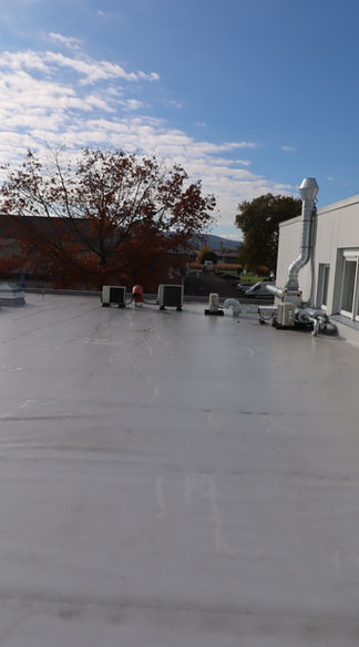 Projekt im Überblick
Im Jahr 2026 führte ich als Energieberater die energetische Sanierung der Flachdachflächen bei der Firma Feintool in Ettlingen durch. Das Projekt umfasste die fachgerechte Erneuerung der Dachabdichtung sowie die Optimierung der Wärmedämmung gemäß den aktuellen Anforderungen des Gebäudeenergiegesetzes (GEG). Die Maßnahme wurde planmäßig im Jahr 2026 abgeschlossen.
Durchgeführte Leistungen als Energieberater
1. Vorbereitende Maßnahmen und Planungsunterstützung
•	Bestandsaufnahme und Analyse: Detaillierte Erfassung des Ist-Zustands der bestehenden Dachkonstruktion, einschließlich Prüfung der Dämmschichten und Abdichtungen auf Feuchtigkeit und Schäden.
•	Förderberatung: Prüfung der Fördermöglichkeiten nach BEG (Bundesförderung für effiziente Gebäude) für die energetische Dachsanierung als Einzelmaßnahme an der Gebäudehülle.
•	Angebotsprüfung: Fachtechnische Prüfung der vorliegenden Angebote von Fachunternehmen auf Förderfähigkeit und Einhaltung der technischen Mindestanforderungen.
•	Erstellung der Bestätigungen: Ausstellung der erforderlichen Bestätigungen für den Förderantrag beim BAFA bzw. der KfW.
2. Baubegleitende Qualitätssicherung
•	Regelmäßige Vor-Ort-Kontrollen: Überwachung der Bauausführung in Abstimmung mit dem ausführenden Dachdeckerfachbetrieb.
•	Kontrolle der Dachabdichtung: Prüfung der fachgerechten Ausführung der neuen Abdichtungsschichten unter Berücksichtigung der aktuellen Flachdachrichtlinie (Ausgabe Januar 2026) .
•	Überwachung der Dämmstoffverlegung: Sicherstellung der lückenlosen und wärmebrückenfreien Verlegung der Dämmstoffe zur Erreichung der geforderten U-Werte.
•	Prüfung der Anschlüsse und Durchdringungen: Detailkontrolle aller kritischen Punkte wie Attikaanschlüsse, Durchdringungen für Lüftung und Entwässerung sowie Übergänge zu aufgehenden Bauteilen.
•	Dokumentation der Baufortschritte: Fotodokumentation und Erstellung eines Prüfprotokolls für jede Bauphase.
3. Abschluss und Dokumentation
•	Abschlussbegehung: Gemeinsame Abnahme der durchgeführten Maßnahmen mit dem Auftraggeber und dem ausführenden Fachbetrieb.
•	Bestätigung der ordnungsgemäßen Umsetzung: Ausstellung der Abschlusserklärung für den Fördermittelgeber.
•	Übergabe der Unterlagen: Zusammenstellung aller relevanten Dokumente, einschließlich Nachweise über eingebaute Materialien, Dämmstoffdicken und erreichte U-Werte.
•	Einweisung des Betreibers: Hinweise zur regelmäßigen Wartung und Kontrolle der neuen Dachfläche (insbesondere Entwässerungseinrichtungen) .
Projektergebnis
Die energetische Flachdachsanierung wurde fachgerecht und termingerecht im Jahr 2026 abgeschlossen. Durch die verbesserte Wärmedämmung konnte der Wärmeverlust über die Dachfläche signifikant reduziert werden. Die Maßnahme entspricht den fördertechnischen Anforderungen der BEG, wodurch das Unternehmen die beantragten Fördermittel in Anspruch nehmen kann. Die Ausführung erfolgte unter Berücksichtigung der aktuellen Flachdachrichtlinie 2026, die insbesondere für die Abdichtungstechnik und die Ausführung von Anschlüssen verbindliche Regelungen vorgibt .
Besonderheiten der Sanierung
•	Industriegebäude: Berücksichtigung der spezifischen Anforderungen eines Produktionsbetriebes mit großen Dachflächen.
•	Minimierung von Betriebsunterbrechungen: Abstimmung der Bauabläufe auf den laufenden Produktionsbetrieb bei Feintool.
•	Zukunftssicherheit: Die Sanierung schafft die Voraussetzung für eine mögliche spätere Nutzung der Dachfläche für Photovoltaik oder Dachbegrünung .

