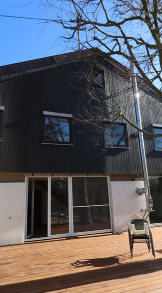 Im Jahr 2026 erstellte ich für ein Einfamilienhaus in Altheim bei Riedlingen einen Bedarfsenergieausweis. Diese Aufgabe wurde kurzfristig zwischen meine laufenden Baubegleitungsprojekte integriert.
Meine Leistung
• Erstellung eines Bedarfsenergieausweises gemäß Gebäudeenergiegesetz (GEG) für ein Einfamilienhaus.
• Berechnungsgrundlage: Energiebedarfsberechnung auf Basis der Gebäudedaten (Bauteile, Anlagentechnik, Geometrie).
• Ausstellung des Ausweises mit allen erforderlichen Kennwerten (Primärenergiebedarf, Endenergiebedarf, wesentliche Energieträger).
Projektergebnis
Der Eigentümer erhielt einen rechtskonformen Bedarfsenergieausweis, der ihm bei Vermietung, Verkauf oder zur Dokumentation der energetischen Gebäudeeffizienz dient.
Projektstandort: Altheim bei Riedlingen
Gebäudetyp: Einfamilienhaus
Projektstatus: Abgeschlossen 2026