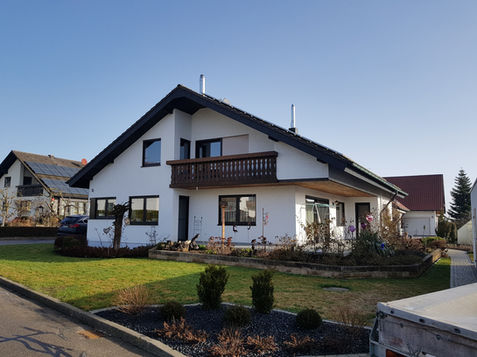 Als Energieberater der Firma Koch-Bautechnik durfte ich kürzlich ein spannendes Projekt umsetzen. Für einen Auftraggeber habe ich kurzfristig einen Energieausweis auf Grundlage des Verbrauchs erstellt. Dieses Dokument spielt eine immer wichtigere Rolle, insbesondere bei der Immobilienfinanzierung.
Immer mehr Banken verlangen einen gültigen Energieausweis, bevor sie eine Finanzierung bewilligen. Der Energieausweis liefert entscheidende Informationen zur Energieeffizienz und zum Energiebedarf eines Gebäudes. Diese Daten beeinflussen die Bewertung der Immobilie und können sich direkt auf die Finanzierungskonditionen auswirken. Nachhaltige, energieeffiziente Gebäude gelten als wertstabiler und risikoärmer – ein klarer Vorteil für Eigentümer und Käufer.
Durch meine schnelle und präzise Erstellung des Energieausweises konnte ich meinem Kunden eine zügige Abwicklung seines Finanzierungsprozesses ermöglichen. Dank meiner Expertise in der Energieberatung und den bewährten Methoden der Koch-Bautechnik unterstütze ich Eigentümer und Investoren dabei, fundierte Entscheidungen rund um ihre Immobilie zu treffen.
Benötigen Sie ebenfalls einen Energieausweis oder eine umfassende Energieberatung? Kontaktieren Sie mich gerne für eine individuelle Beratung!
