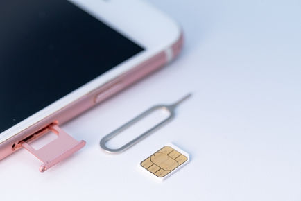 eSIMとは？SIMカードとの違いや海外利用、最新の転送機能まで解説