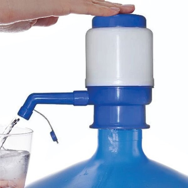 Bomba manual para galão de água mineral facilitando o consumo diário