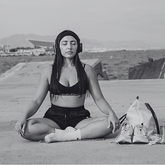 Mujer meditando como práctica de crecimiento personal para mujeres