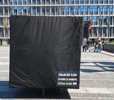 Simbolika 'Black Cube' pred parlamentom 22.5.2026