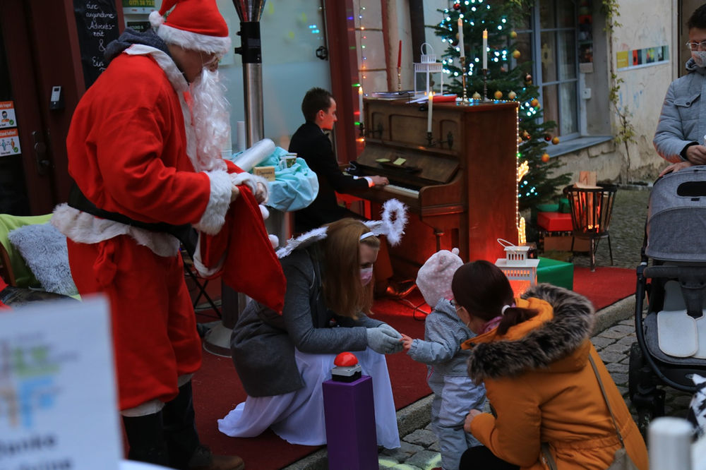 Kinder wecken den Weihnachtsmann