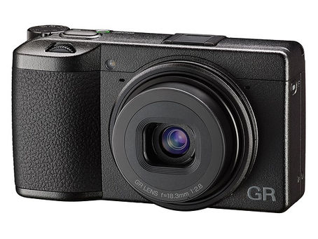 Ricoh GR III, con obiettivo aggiornato, sensore APS-C 24MP e stabilizzatore di immagine interno, a m