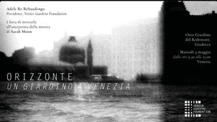 A Venezia, dal 5 maggio al 6 ottobre 2026, è in programma "Orizzonte. Un giardino a Venezia" di Sarah Moon, una delle voci più riconoscibili della fotografia europea contemporanea. La mostra è ospitata negli spazi della Venice Gardens Foundation e nasce da una commissione particolare: nel corso del 2025, la fondazione ha invitato l'artista a trascorrere alcuni giorni in solitudine nell'Orto Giardino della Chiesa del Santissimo Redentore, recentemente restaurato dalla stessa fondazione.