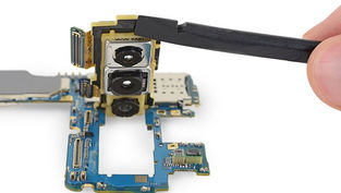 Il sito di riparazione ifixit ci dà uno sguardo più da vicino alle fotocamere Samsung Galaxy S10