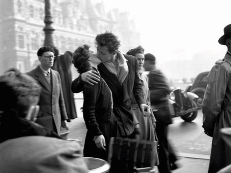 A Roma, fino al 19 luglio 2026, il Museo del Genio ospita una grande retrospettiva dedicata a Robert Doisneau (Gentilly 1912 - Parigi 1994), uno dei fotografi che più hanno contribuito a costruire l'immagine della Parigi del secondo dopoguerra. La mostra è curata dall'Atelier Robert Doisneau e da Gabriele Accornero, con la produzione di Arthemisia, e raccoglie oltre 140 fotografie che ripercorrono più di sessant'anni di attività.