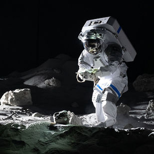 astronauta con la  Handheld Universal Lunar Camera