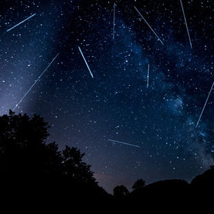 La notte delle scie che attraversano il tempo