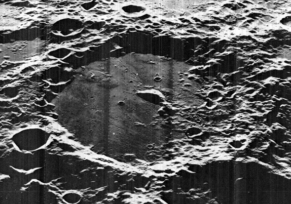 Immagine del cratere lunare Von Kármán