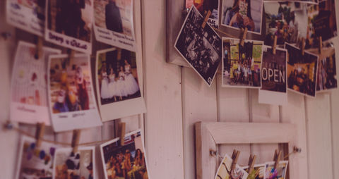 El uso más común del papel fotográfico es para imprimir fotografías personales. Puedes imprimir tus fotos favoritas y crear álbumes de recuerdos o decorar tu hogar con ellas.