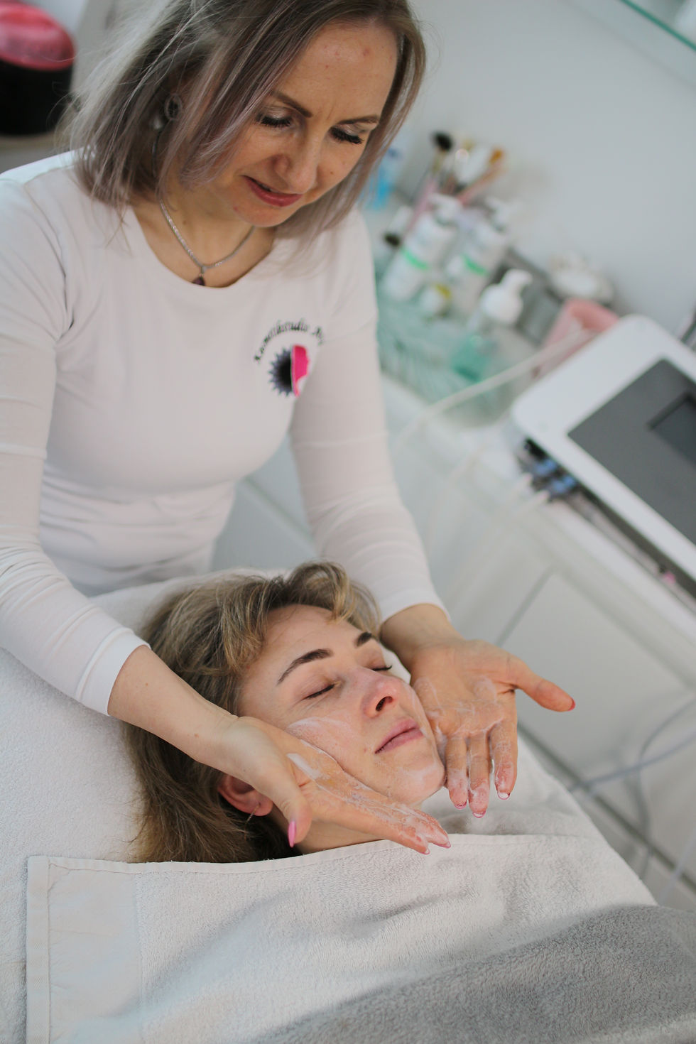 Anna bei einer Gesichtsmassage