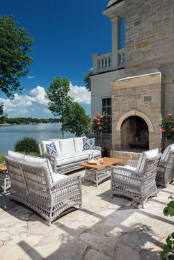 Lloyd Flanders Mackinac Sofa nad Lounge Chairs