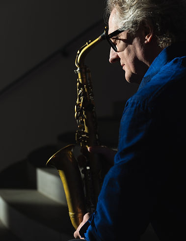Roger Hanschel Portrait mit Saxophon