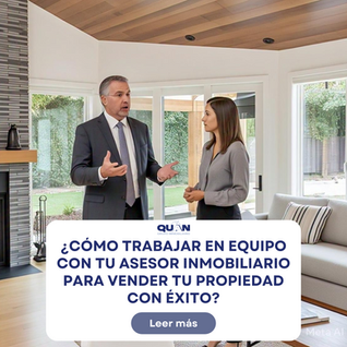 Asesor inmobiliario y clienta conversando en una casa moderna sobre estrategias para vender tu propiedad con éxito.