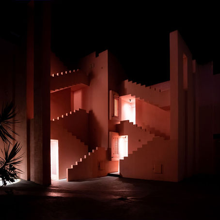 La muralla roja como nunca la habías visto antes. Fotografía de arquitectura nocturna.