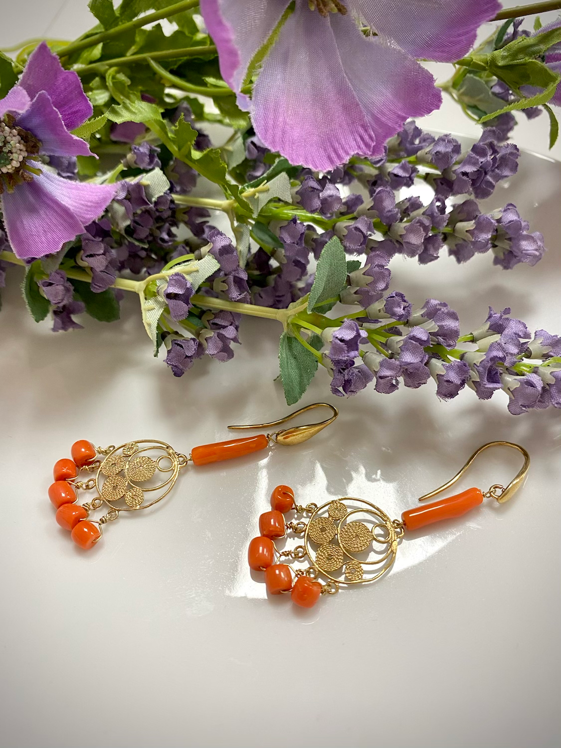 Orecchini pendenti e corallo