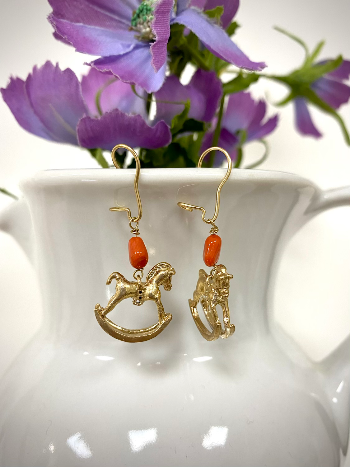 Orecchini cavalli a dondolo e corallo